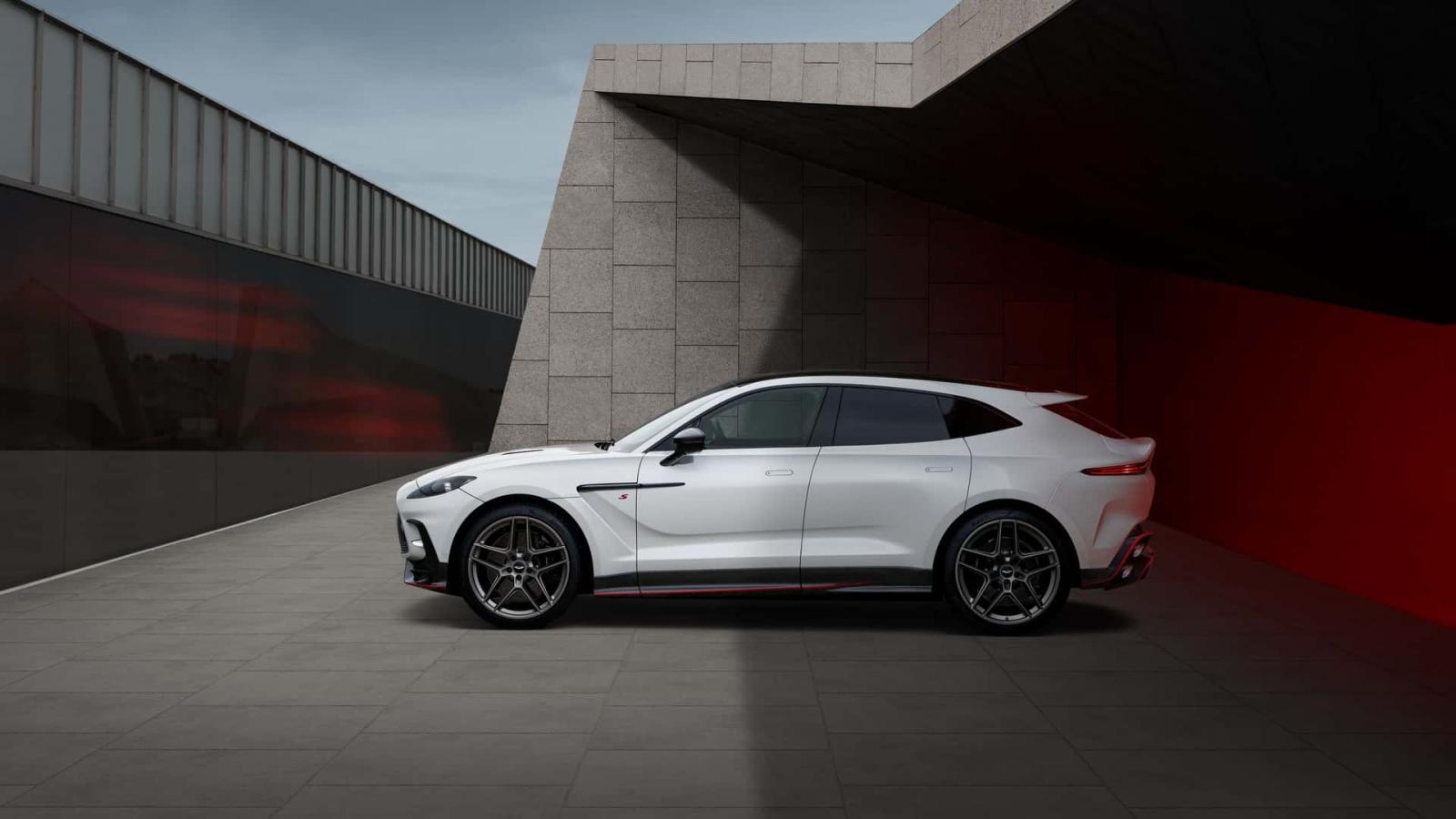 Η νέα Aston Martin DBX S έφτασε με 727 ίππους
